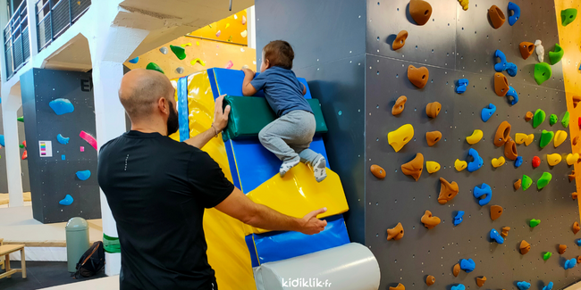 Chute d'eau 4-en-1 pour enfants avec balançoire, aire de grimpe, panier