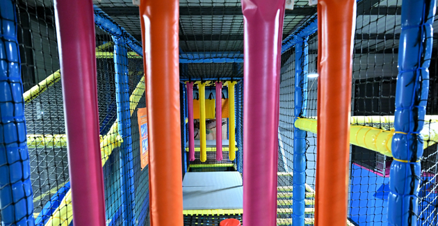 Le parc de trampolines intérieur comporte de nombreuses zones de jeux et  est populaire auprès des enfants et des adultes.