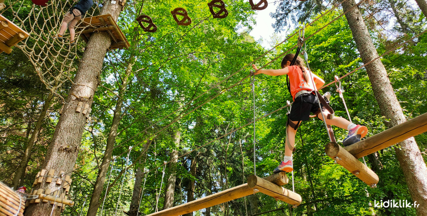 Grimper dans les arbres au parc Alsace aventure de Breitenbach