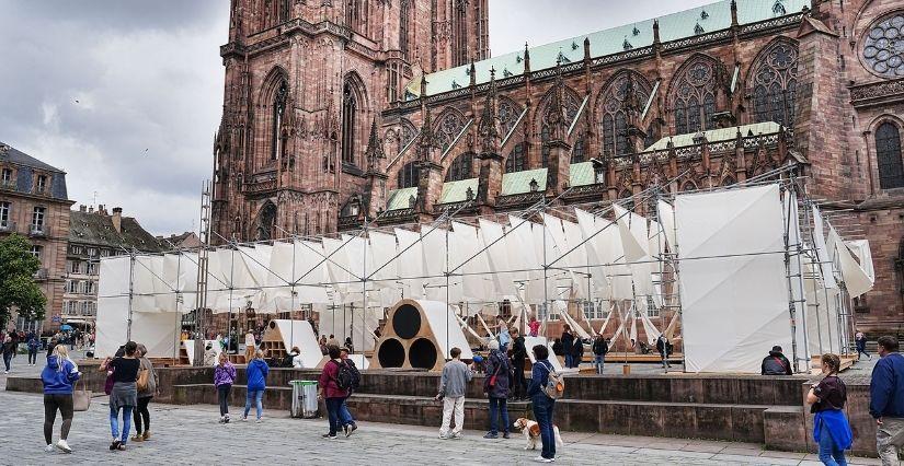 La pratique douce du dimanche matin sur l’installation Pages Blanches, place du Château à Strasbourg